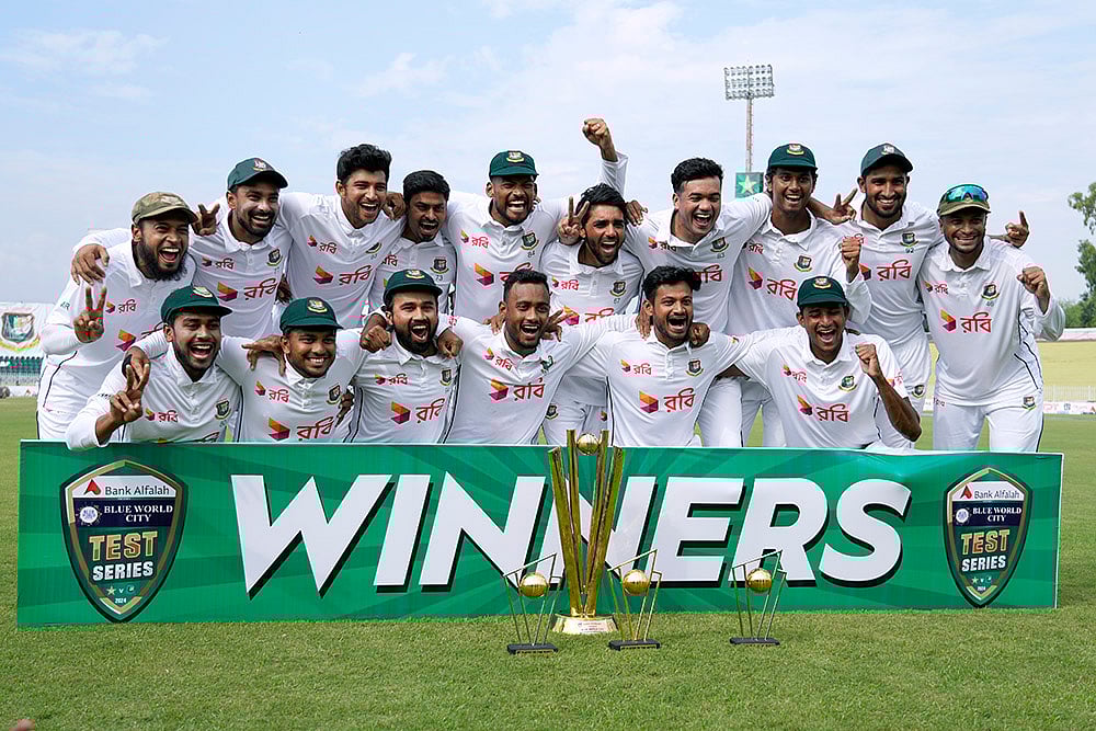 | Photo: AP/Anjum Naveed : Pakistan vs Bangladesh 2nd Test Day 5: Bangladesh's players pose for photograph after winning test cricket series